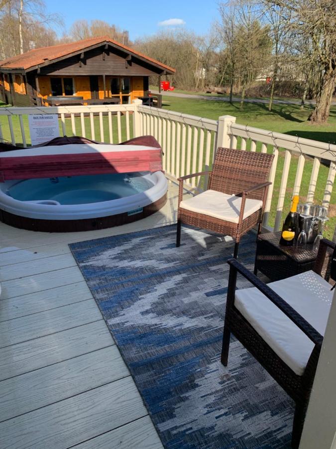 Beautiful 3 Bedroom Caravan With Hot Tub - Tattershall Lakes Dış mekan fotoğraf